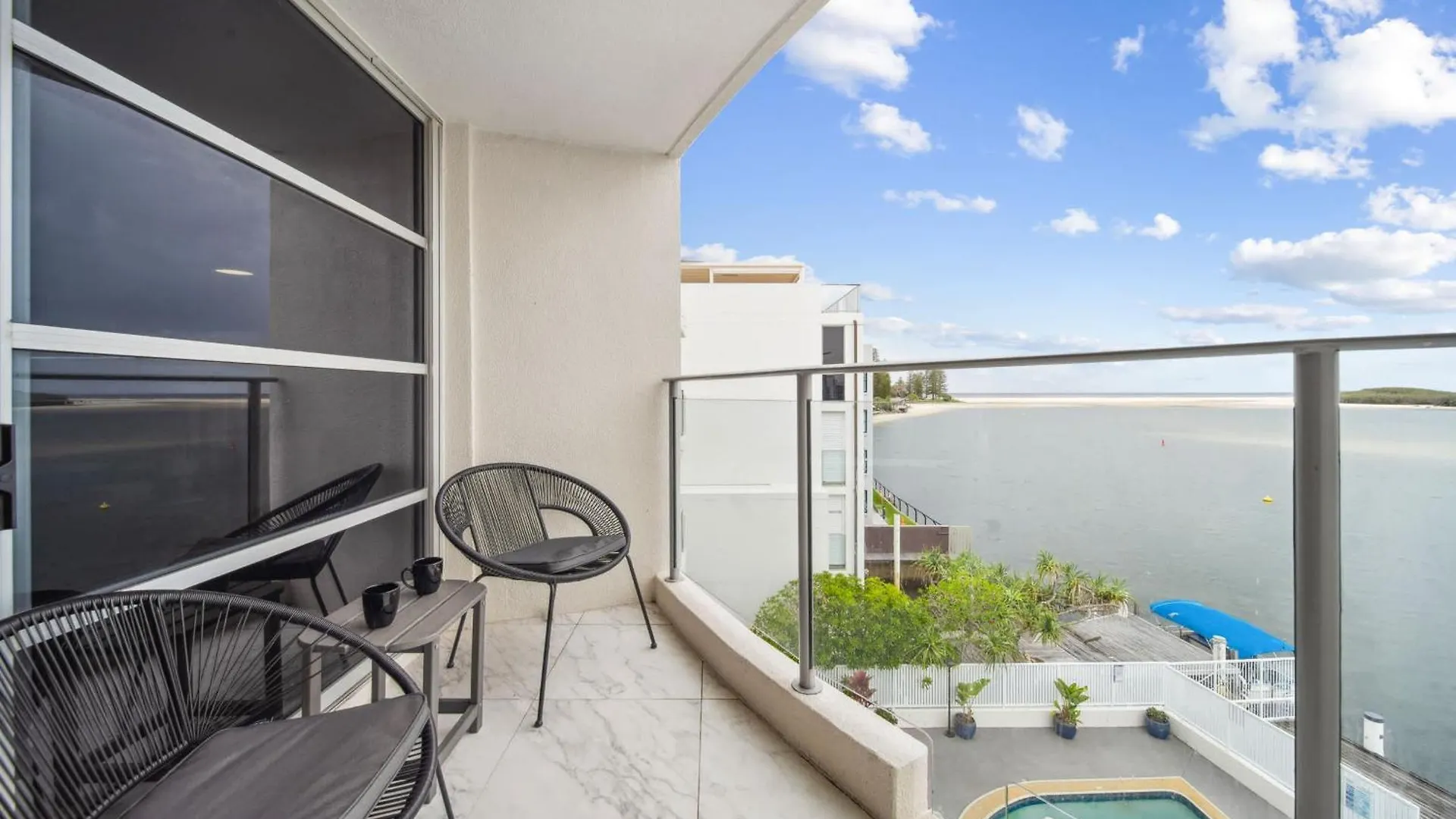 Pumicestone Passage Waterfront Escape Apartment Caloundra