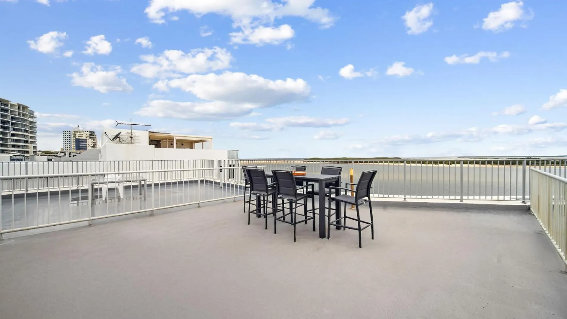 Pumicestone Passage Waterfront Escape Apartment Caloundra